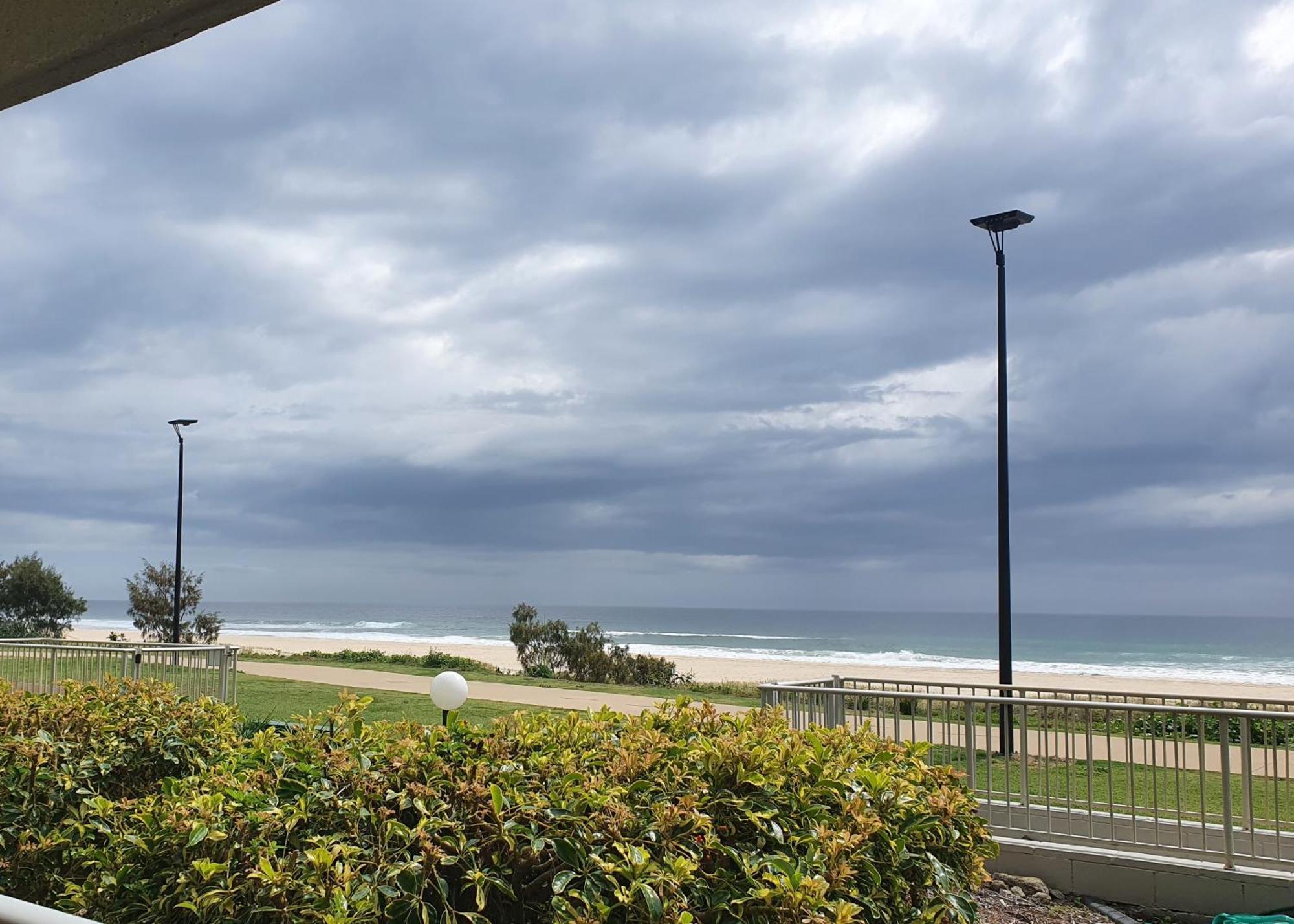 Pacific Surf Absolute Beachfront Apartments Gold Coast Buitenkant foto